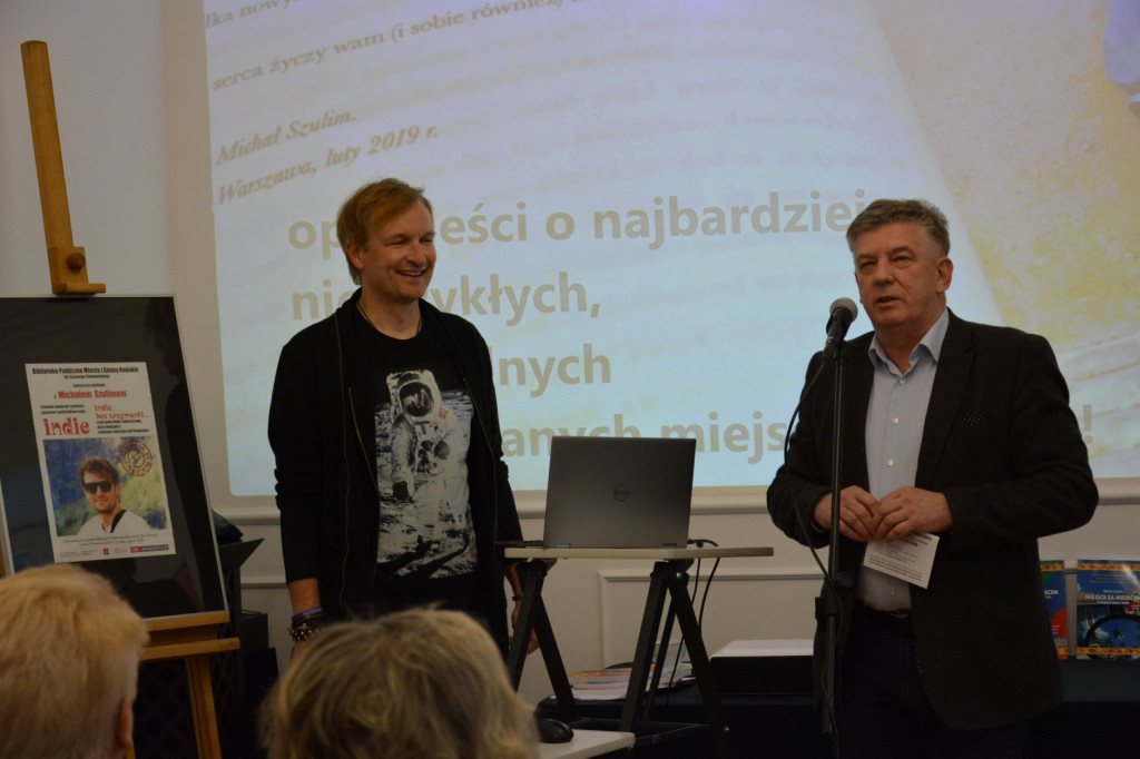 O Indiach w koneckiej Bibliotece. Spotkanie z podróżnikiem Michałem Szulimem [wideo, zdjęcia]