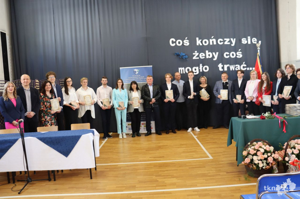Ostatni dzwonek dla tegorocznych maturzystów [wideo, zdjęcia]