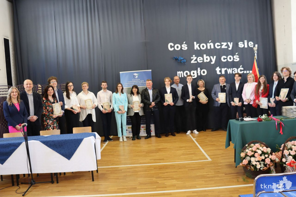 Ostatni dzwonek dla tegorocznych maturzystów [wideo, zdjęcia]