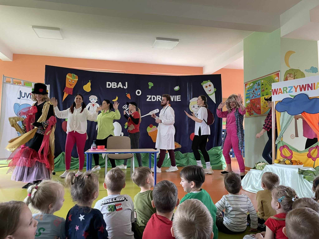 Pracownicy przedszkola w Smykowie wystąpili dla dzieci