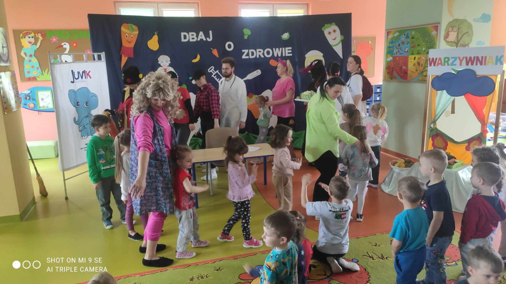 Pracownicy przedszkola w Smykowie wystąpili dla dzieci