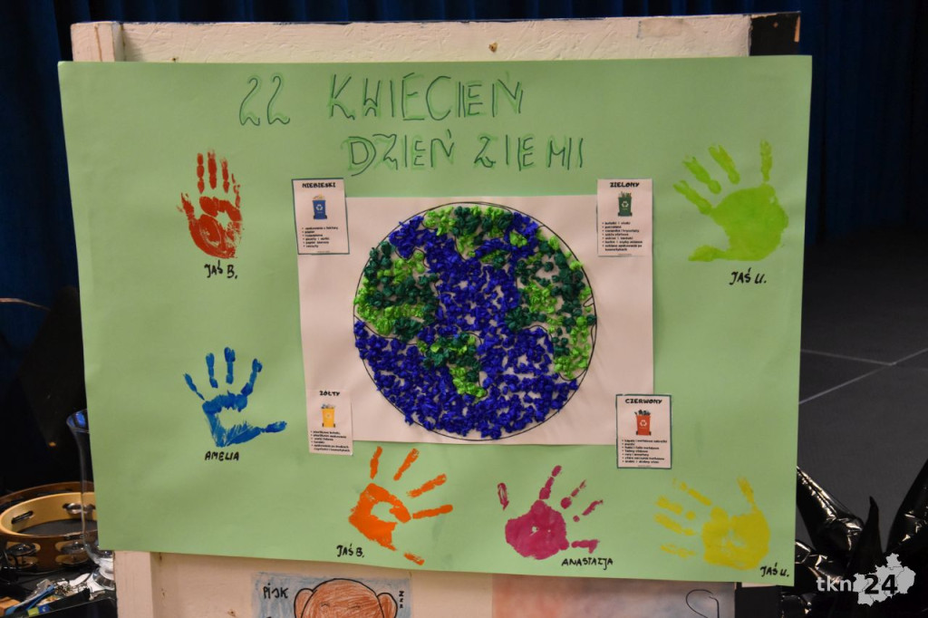 W Gowarczowie wypełniali michy kundelkom ze schroniska [wideo, zdjęcia]