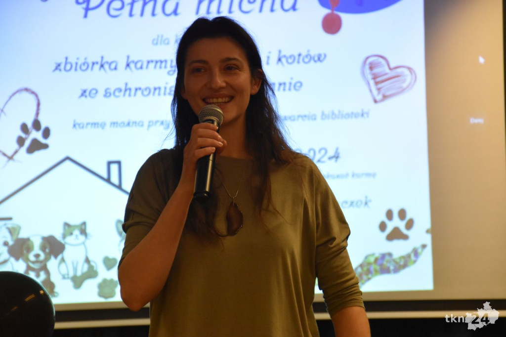 W Gowarczowie wypełniali michy kundelkom ze schroniska [wideo, zdjęcia]