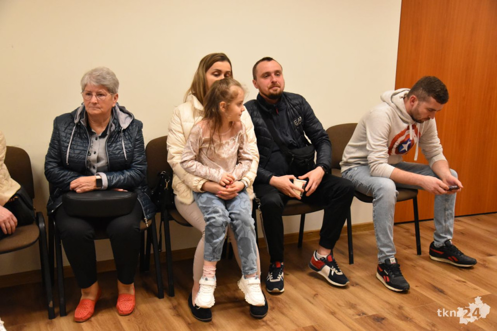 W Gowarczowie wypełniali michy kundelkom ze schroniska [wideo, zdjęcia]