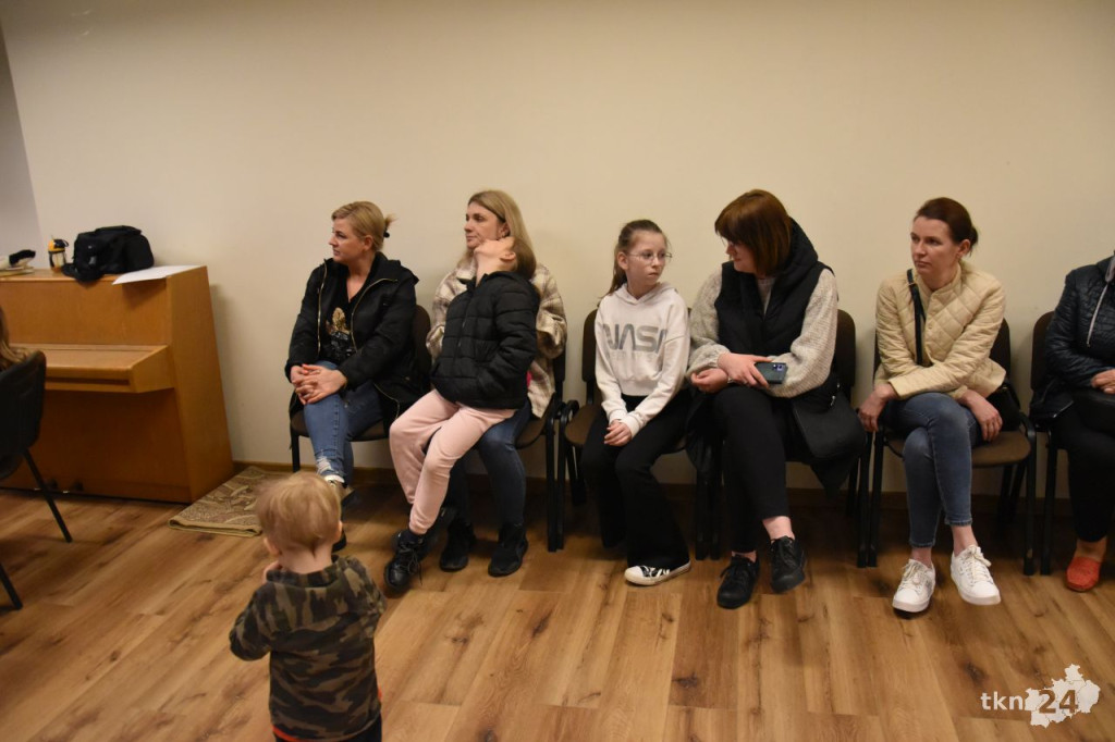 W Gowarczowie wypełniali michy kundelkom ze schroniska [wideo, zdjęcia]