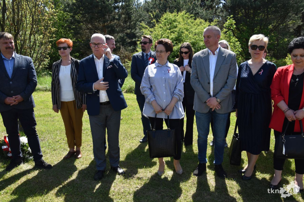 Uroczystość patriotyczna z udziałem młodzieży na Alei Katyńskiej w Końskich [wideo, zdjęcia]
