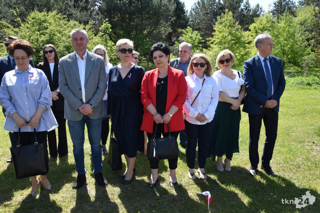 Uroczystość patriotyczna z udziałem młodzieży na Alei Katyńskiej w Końskich [wideo, zdjęcia]