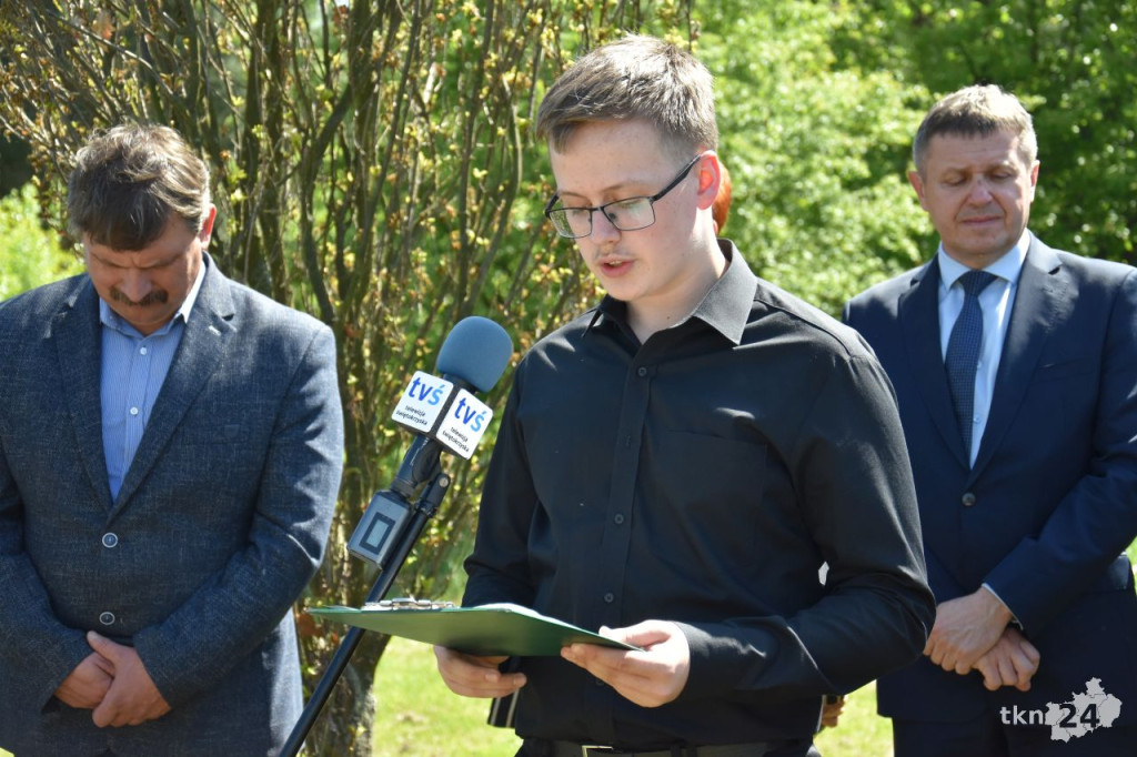Uroczystość patriotyczna z udziałem młodzieży na Alei Katyńskiej w Końskich [wideo, zdjęcia]
