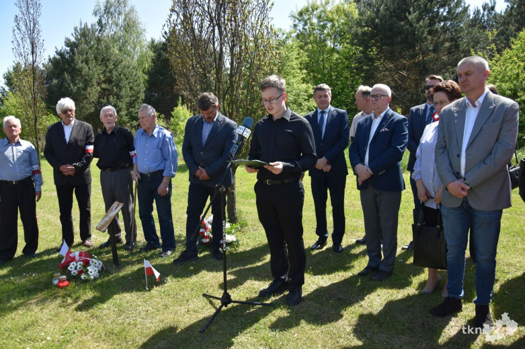 Uroczystość patriotyczna z udziałem młodzieży na Alei Katyńskiej w Końskich [wideo, zdjęcia]