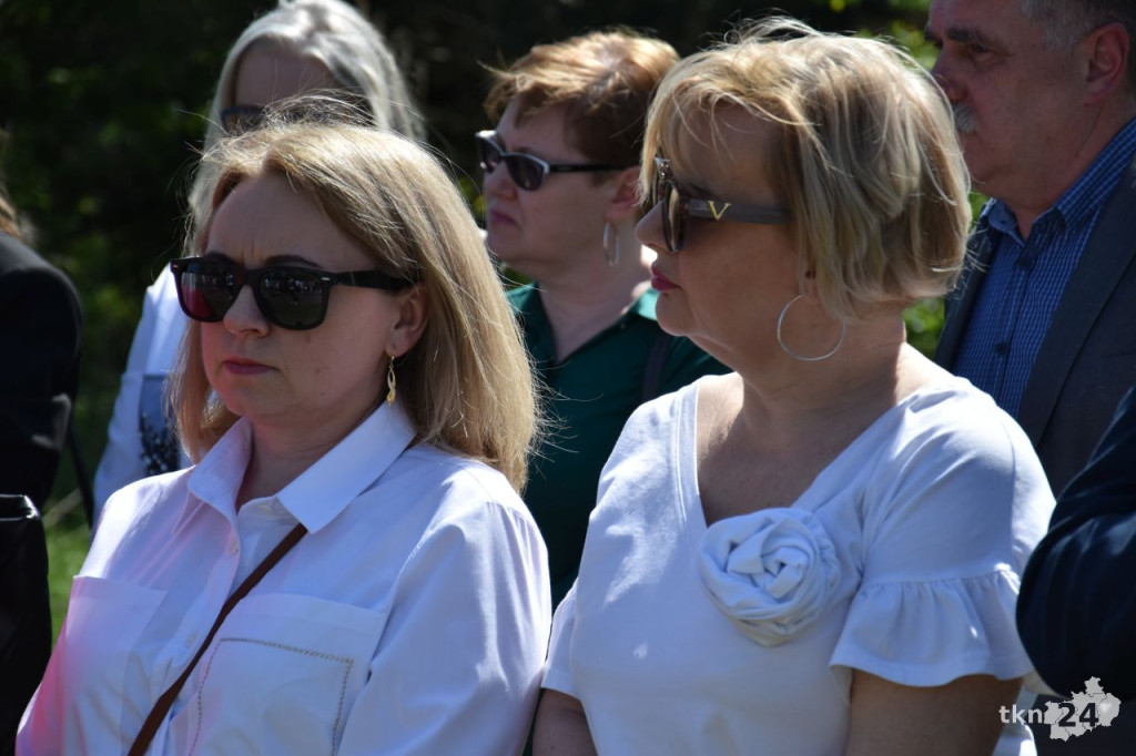 Uroczystość patriotyczna z udziałem młodzieży na Alei Katyńskiej w Końskich [wideo, zdjęcia]