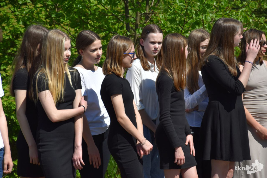 Uroczystość patriotyczna z udziałem młodzieży na Alei Katyńskiej w Końskich [wideo, zdjęcia]