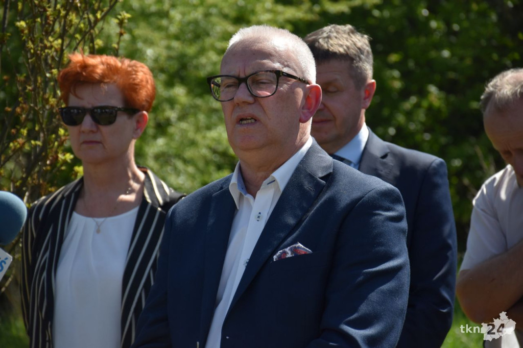 Uroczystość patriotyczna z udziałem młodzieży na Alei Katyńskiej w Końskich [wideo, zdjęcia]