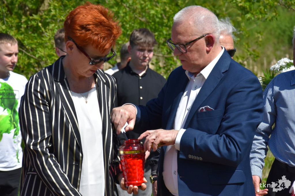 Uroczystość patriotyczna z udziałem młodzieży na Alei Katyńskiej w Końskich [wideo, zdjęcia]