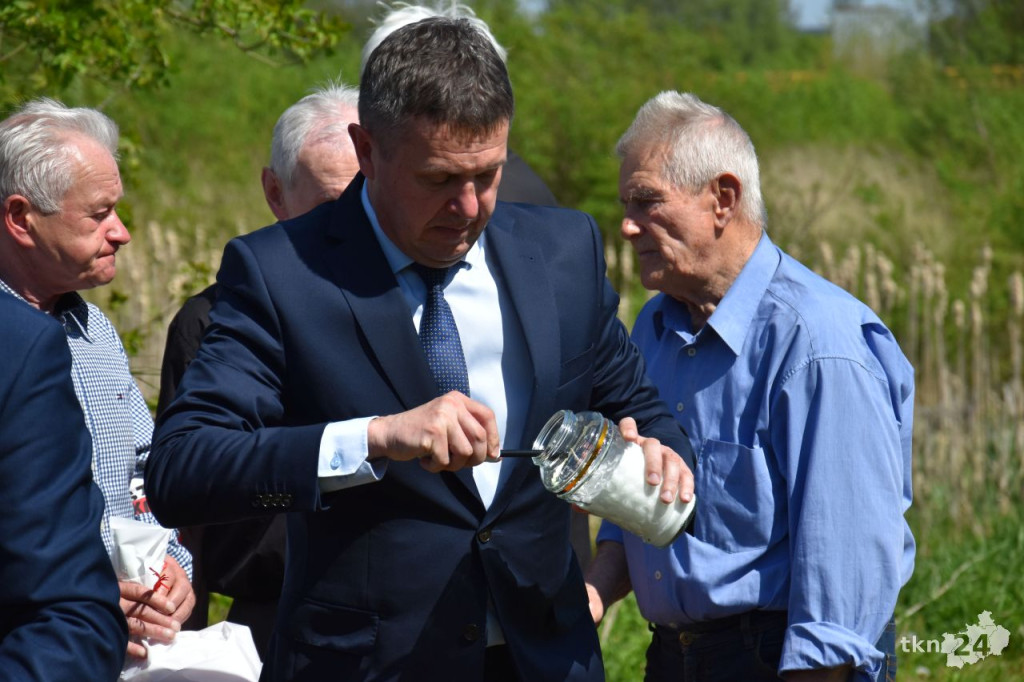 Uroczystość patriotyczna z udziałem młodzieży na Alei Katyńskiej w Końskich [wideo, zdjęcia]
