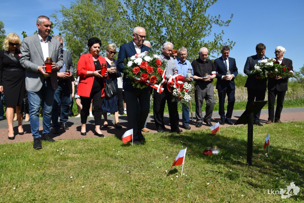 Uroczystość patriotyczna z udziałem młodzieży na Alei Katyńskiej w Końskich [wideo, zdjęcia]