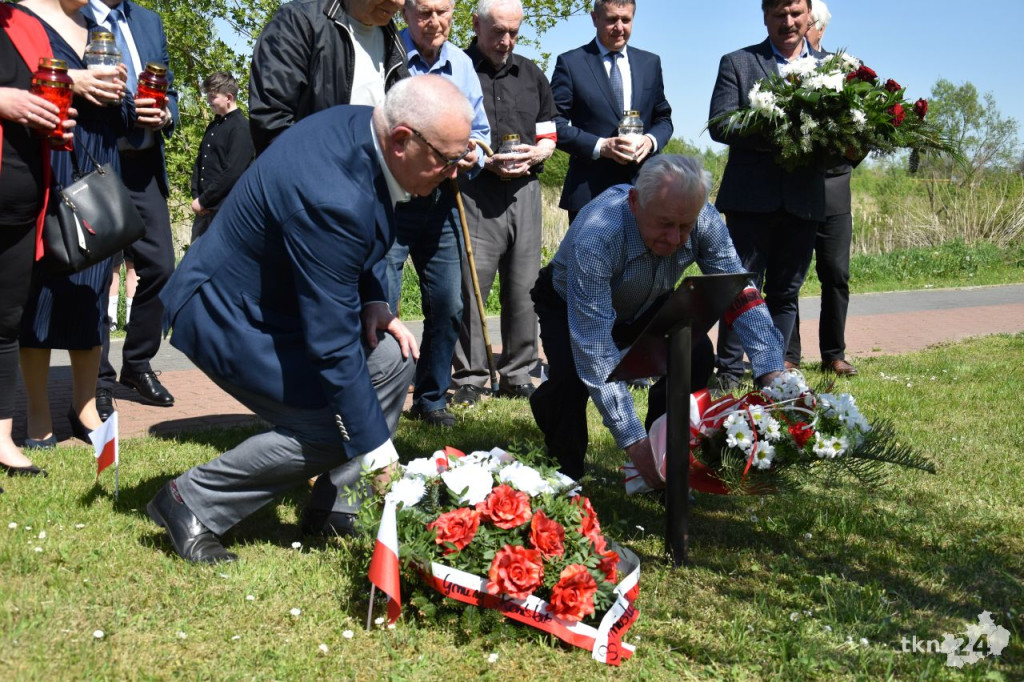Uroczystość patriotyczna z udziałem młodzieży na Alei Katyńskiej w Końskich [wideo, zdjęcia]