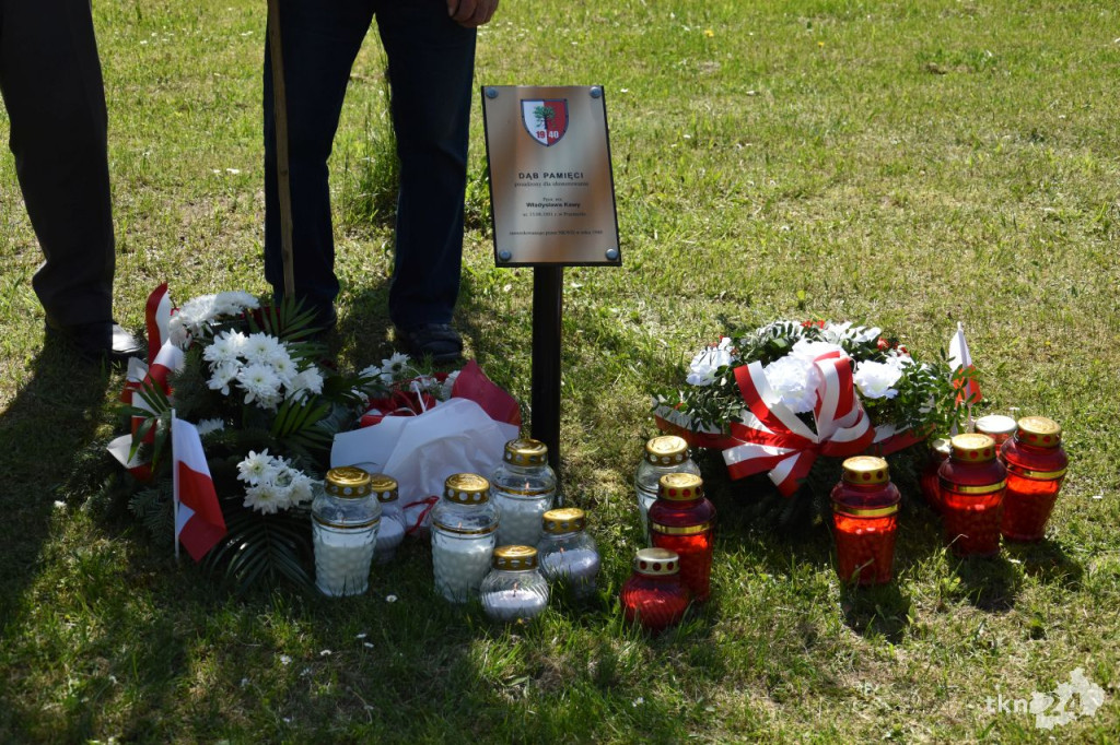 Uroczystość patriotyczna z udziałem młodzieży na Alei Katyńskiej w Końskich [wideo, zdjęcia]