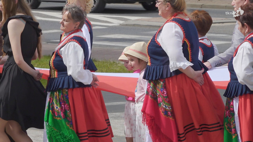 Stąporków na 3 Maja. Wytańczono pięknego poloneza! [wideo, zdjęcia]