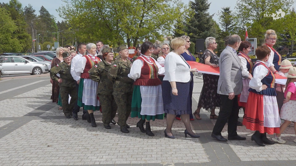 Stąporków na 3 Maja. Wytańczono pięknego poloneza! [wideo, zdjęcia]
