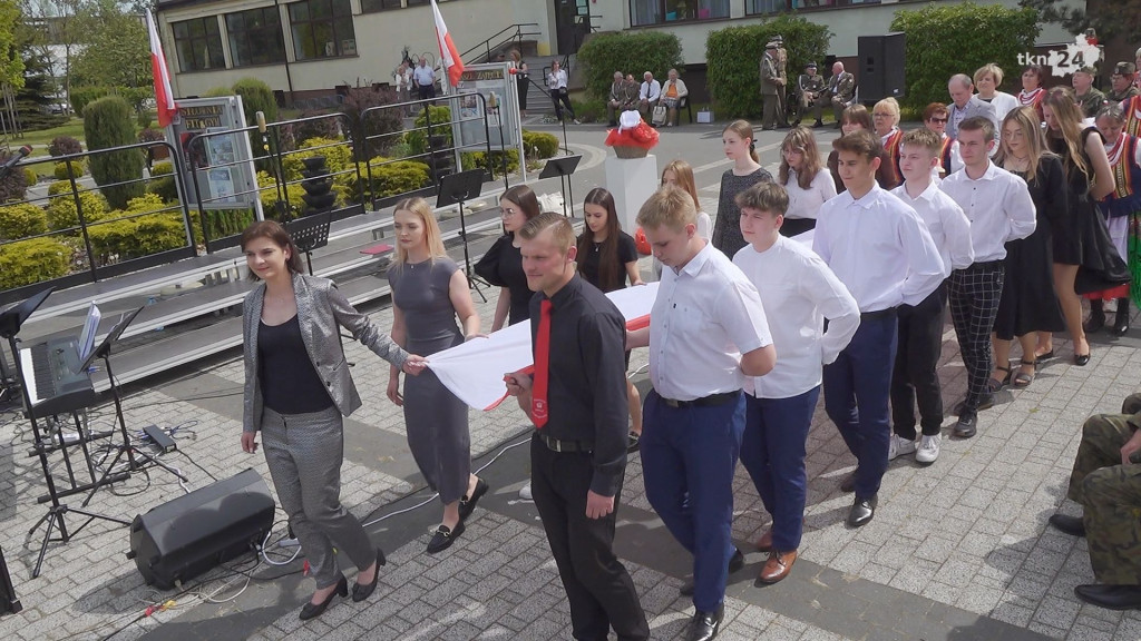 Stąporków na 3 Maja. Wytańczono pięknego poloneza! [wideo, zdjęcia]