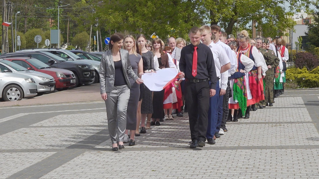 Stąporków na 3 Maja. Wytańczono pięknego poloneza! [wideo, zdjęcia]