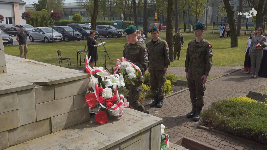 Stąporków na 3 Maja. Wytańczono pięknego poloneza! [wideo, zdjęcia]