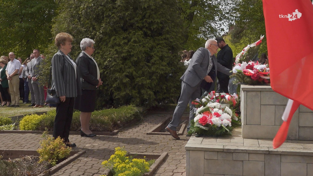 Stąporków na 3 Maja. Wytańczono pięknego poloneza! [wideo, zdjęcia]