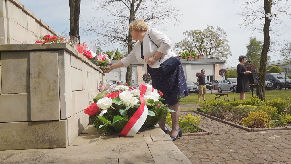 Stąporków na 3 Maja. Wytańczono pięknego poloneza! [wideo, zdjęcia]