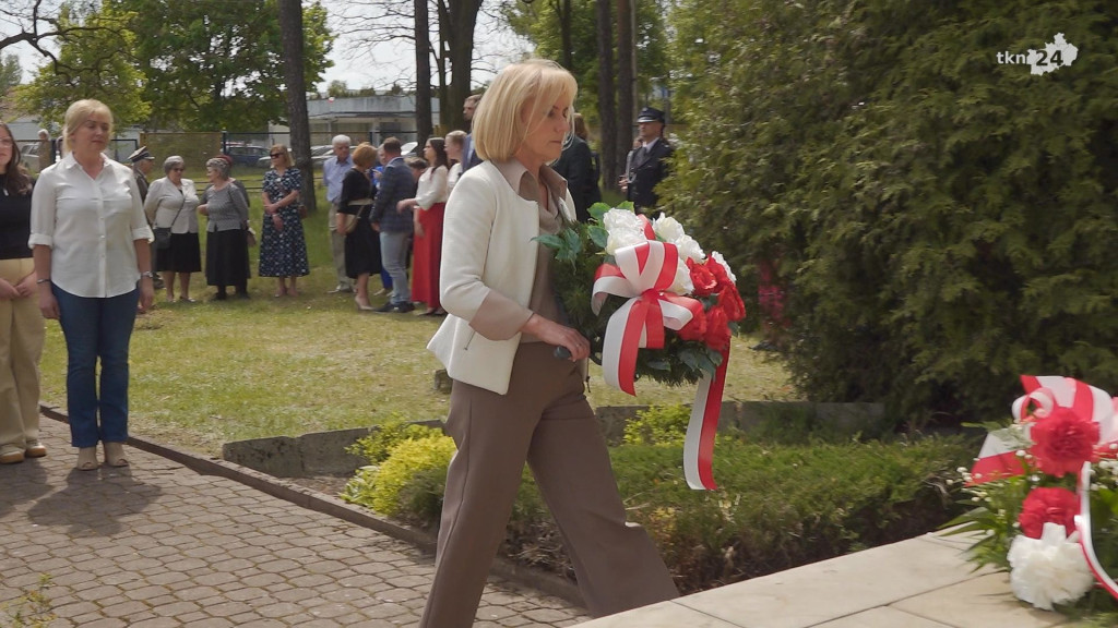 Stąporków na 3 Maja. Wytańczono pięknego poloneza! [wideo, zdjęcia]