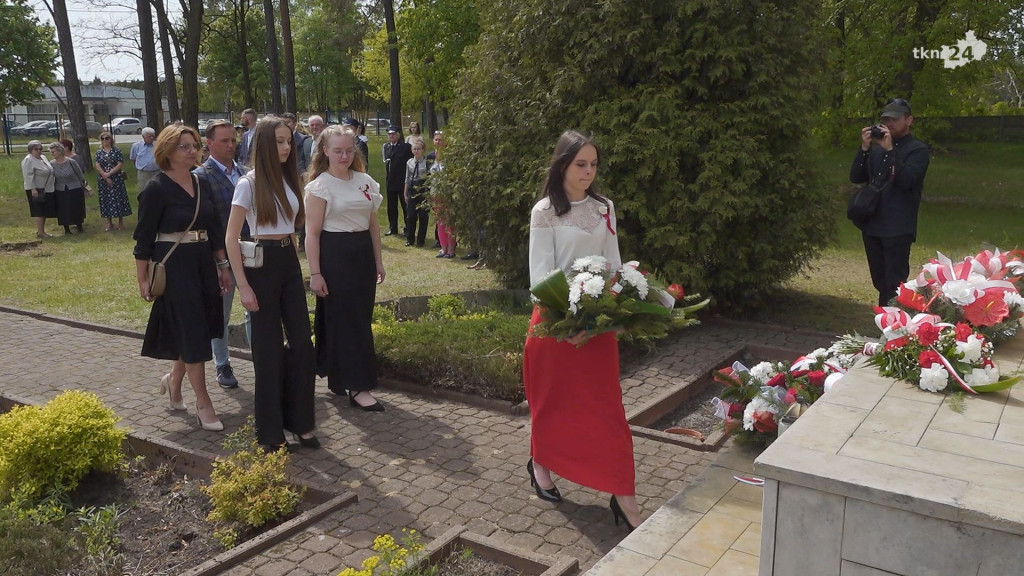 Stąporków na 3 Maja. Wytańczono pięknego poloneza! [wideo, zdjęcia]