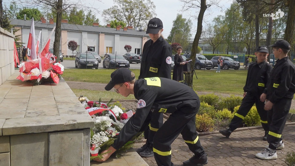 Stąporków na 3 Maja. Wytańczono pięknego poloneza! [wideo, zdjęcia]