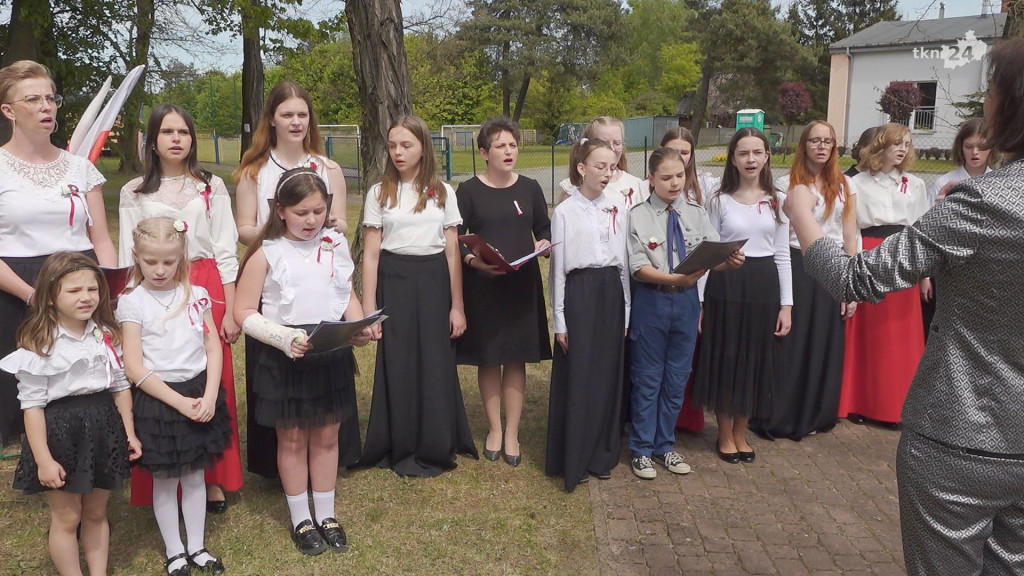Stąporków na 3 Maja. Wytańczono pięknego poloneza! [wideo, zdjęcia]