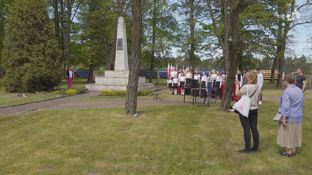 Stąporków na 3 Maja. Wytańczono pięknego poloneza! [wideo, zdjęcia]