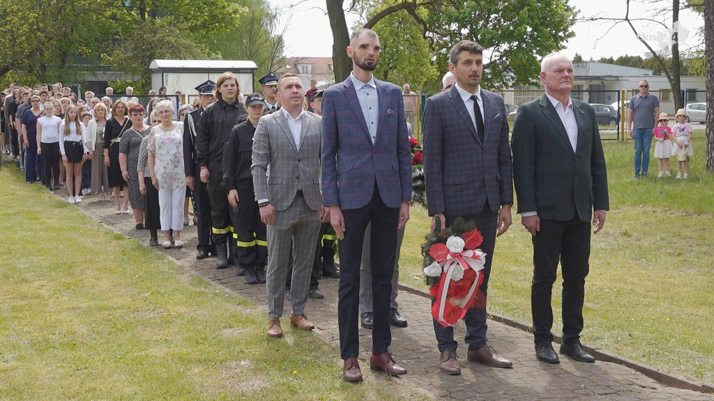 Stąporków na 3 Maja. Wytańczono pięknego poloneza! [wideo, zdjęcia]