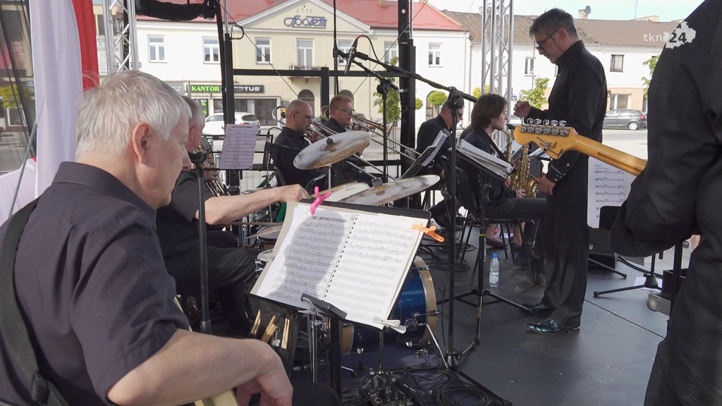 Majówkowe nastroje. Zobaczcie fragmenty koncertu Big Silesian Band i Krzysztofa Kiljańskiego w Końskich!