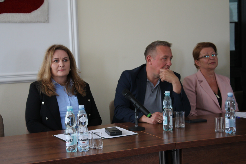 Smyków: Beata Janiszewska zaprzysiężona. Przewodniczącym Dariusz Kucharski [zdjęcia]