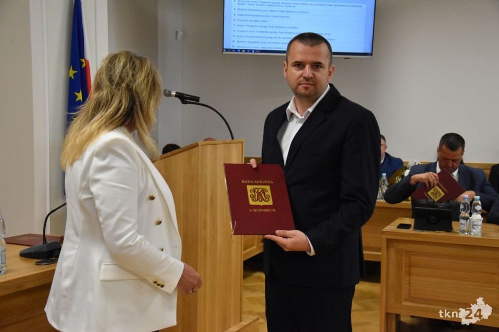Słoka przewodniczącym. Obratański ze stabilną większością. Pierwsza sesja w gminie Końskie [wideo, zdjęcia]