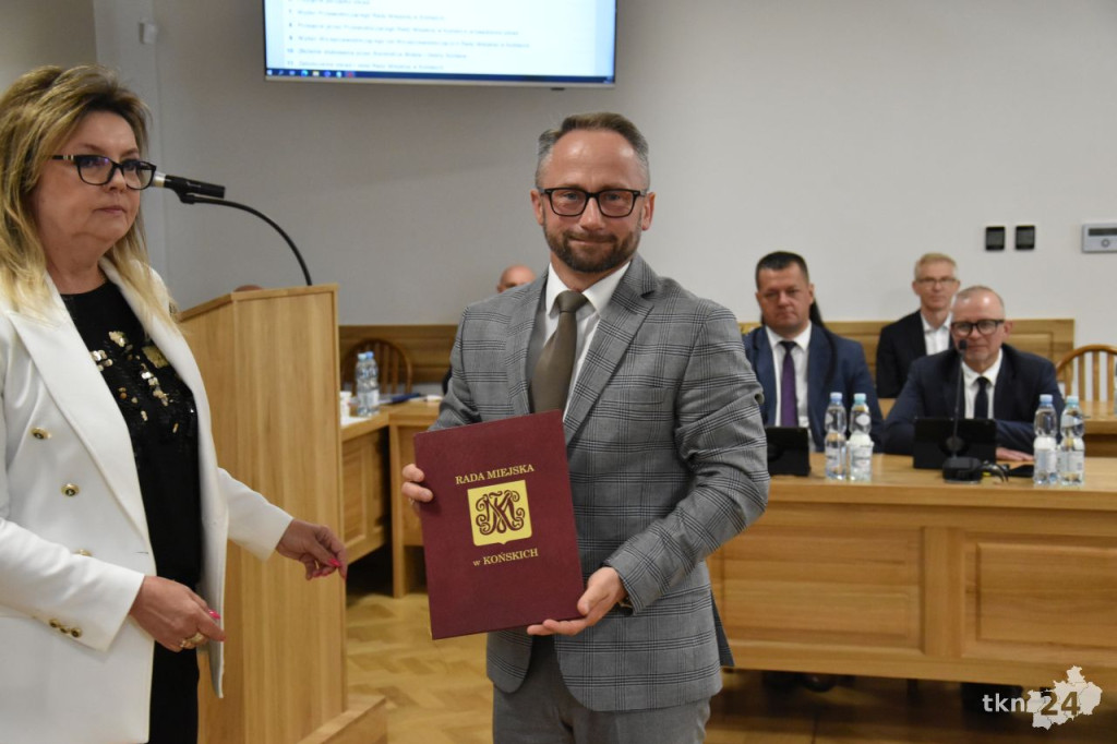 Słoka przewodniczącym. Obratański ze stabilną większością. Pierwsza sesja w gminie Końskie [wideo, zdjęcia]