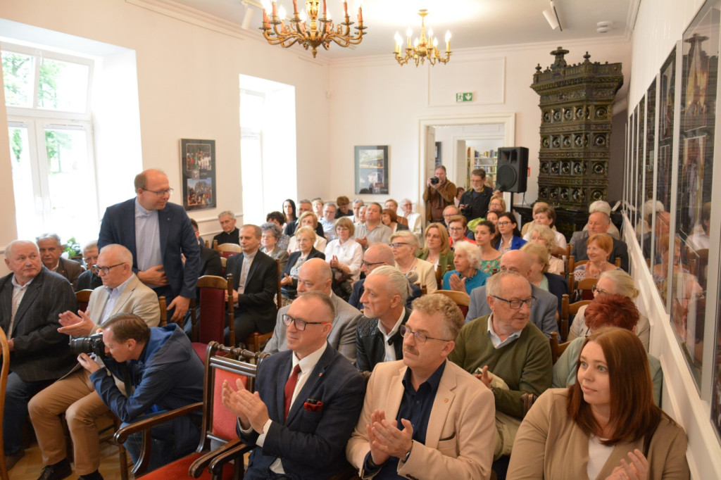 Dzień Bibliotekarza w Końskich poświęcony ks. Marcelemu Prawicy [wideo, zdjęcia]