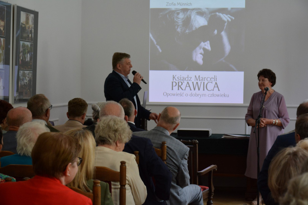 Dzień Bibliotekarza w Końskich poświęcony ks. Marcelemu Prawicy [wideo, zdjęcia]