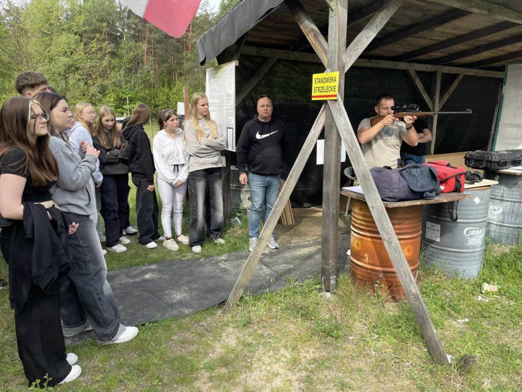 Uczniowie ZSP nr 2 w Końskich wybrali się na strzelnicę [zdjęcia]