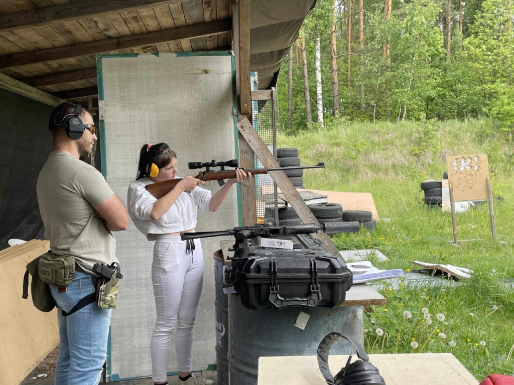 Uczniowie ZSP nr 2 w Końskich wybrali się na strzelnicę [zdjęcia]