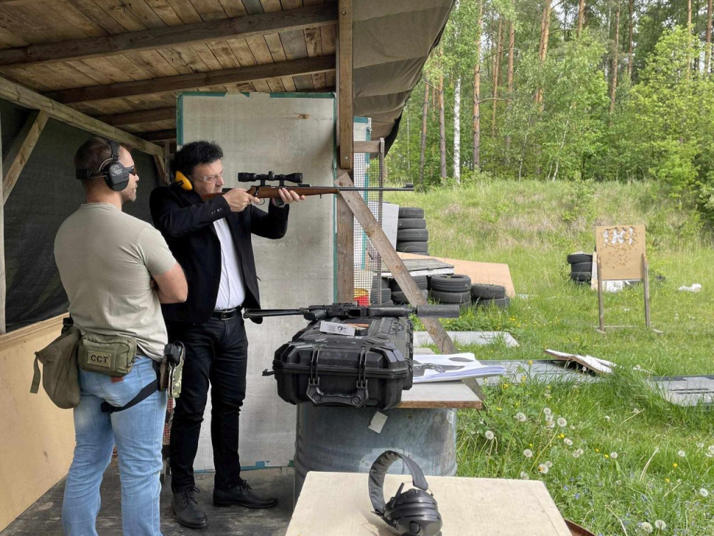 Uczniowie ZSP nr 2 w Końskich wybrali się na strzelnicę [zdjęcia]