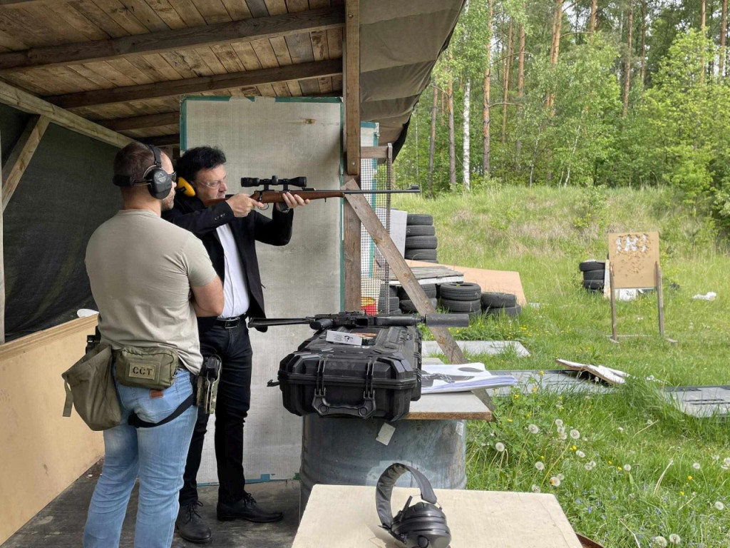 Uczniowie ZSP nr 2 w Końskich wybrali się na strzelnicę [zdjęcia]