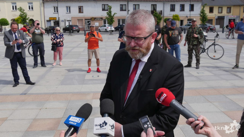 Grzegorz Braun na rynku w Końskich. Z gaśnicami przybyło sporo osób [wideo, zdjęcia]