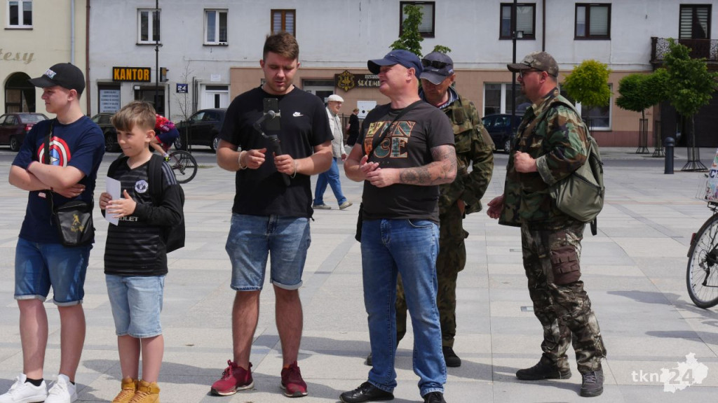 Grzegorz Braun na rynku w Końskich. Z gaśnicami przybyło sporo osób [wideo, zdjęcia]