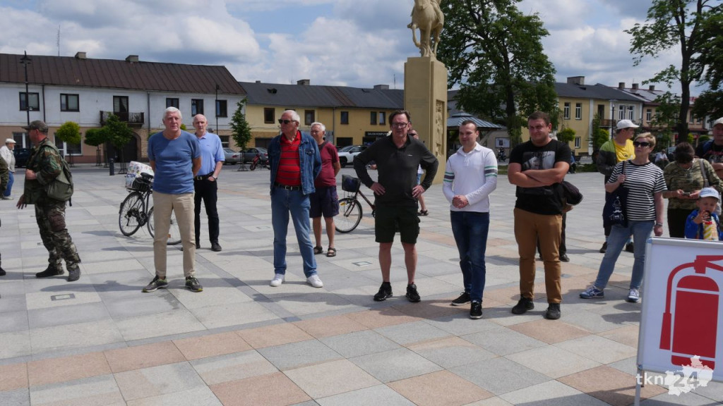 Grzegorz Braun na rynku w Końskich. Z gaśnicami przybyło sporo osób [wideo, zdjęcia]