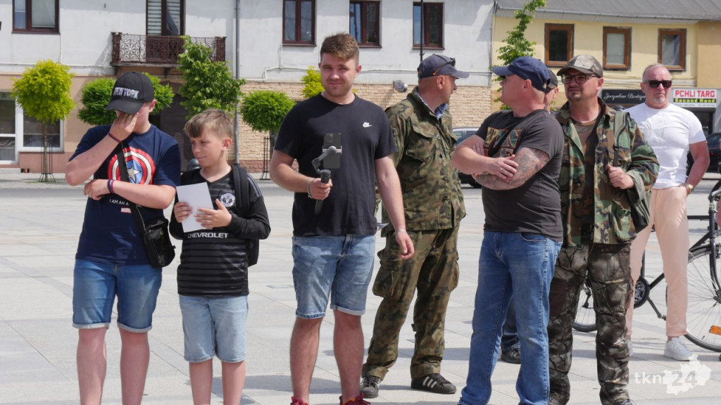 Grzegorz Braun na rynku w Końskich. Z gaśnicami przybyło sporo osób [wideo, zdjęcia]