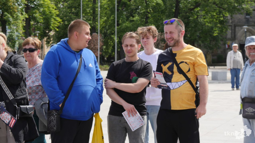 Grzegorz Braun na rynku w Końskich. Z gaśnicami przybyło sporo osób [wideo, zdjęcia]