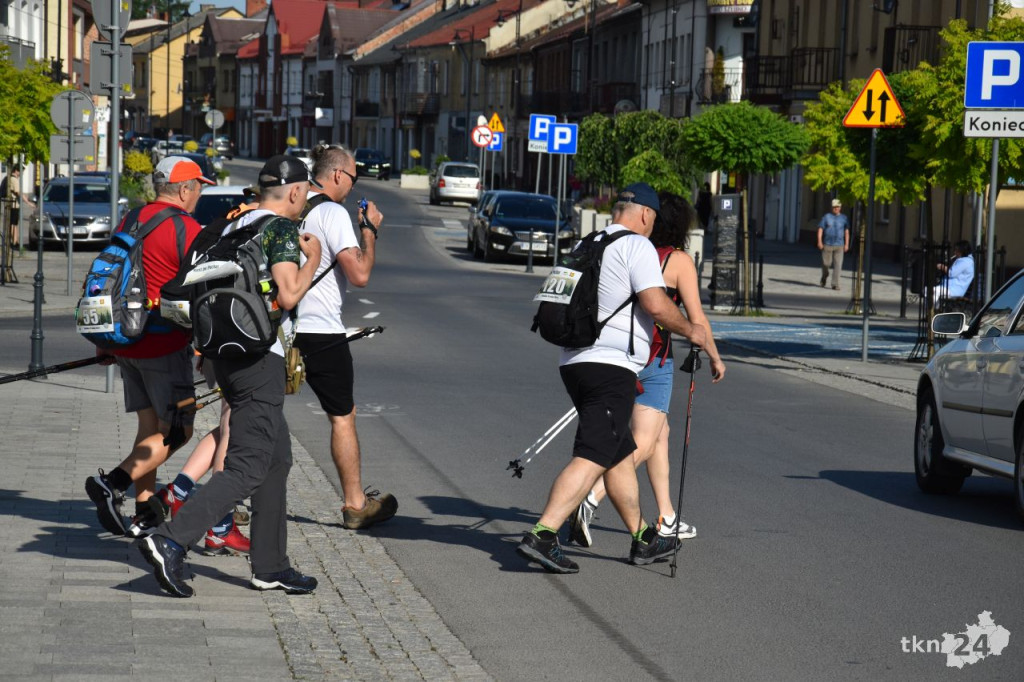 Pierwszy Marsz po Puchar wyruszył z koneckiego rynku [wideo, zdjęcia]